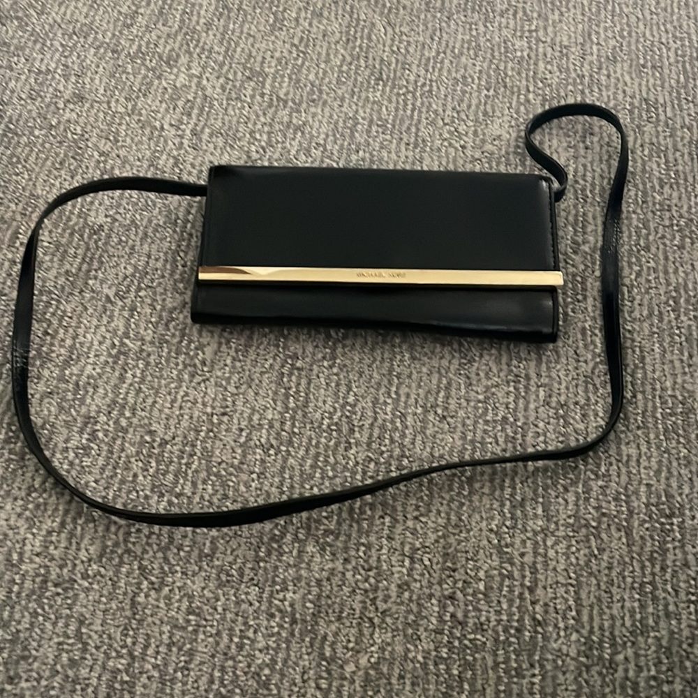 Michael Kors Shiny Black clutch with removable strap - Picture 2 of 9